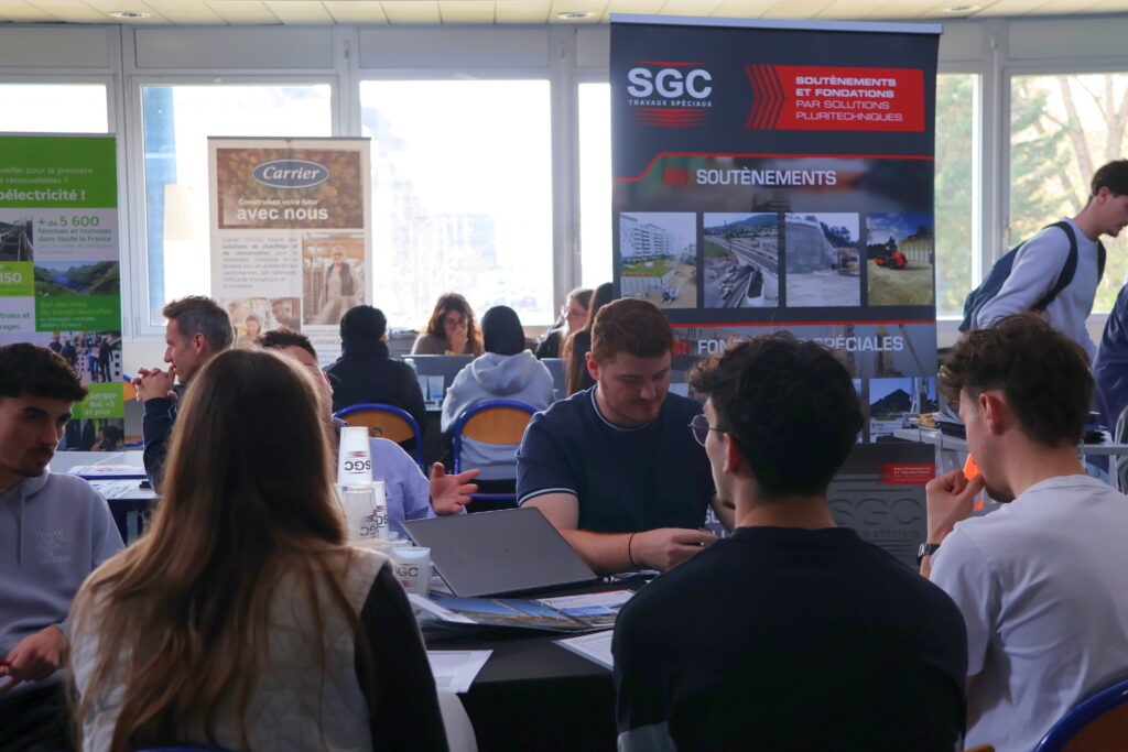 Forum de l'Alternance, échanges entre professionnels et étudiants en recherche d'alternance