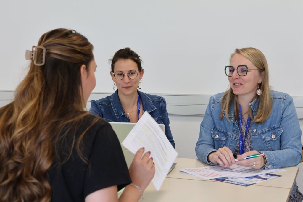 Deux diplômées de l'IUT de Chambéry réalisant un entretien à une candidate pour le BUT GACO
