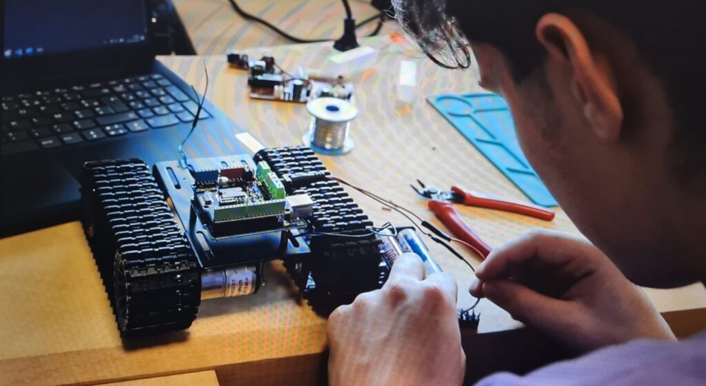 Photo d'un étudiant de BUT MMI en train de réaliser un TP d'objets connectés