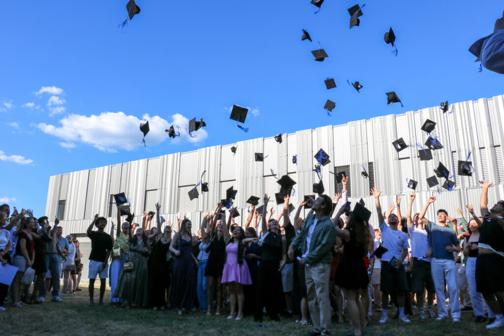 Lancer de châpeaux des diplômés de l'IUT de Chambéry lors de la Remise des Diplômes de nos BUT et LP