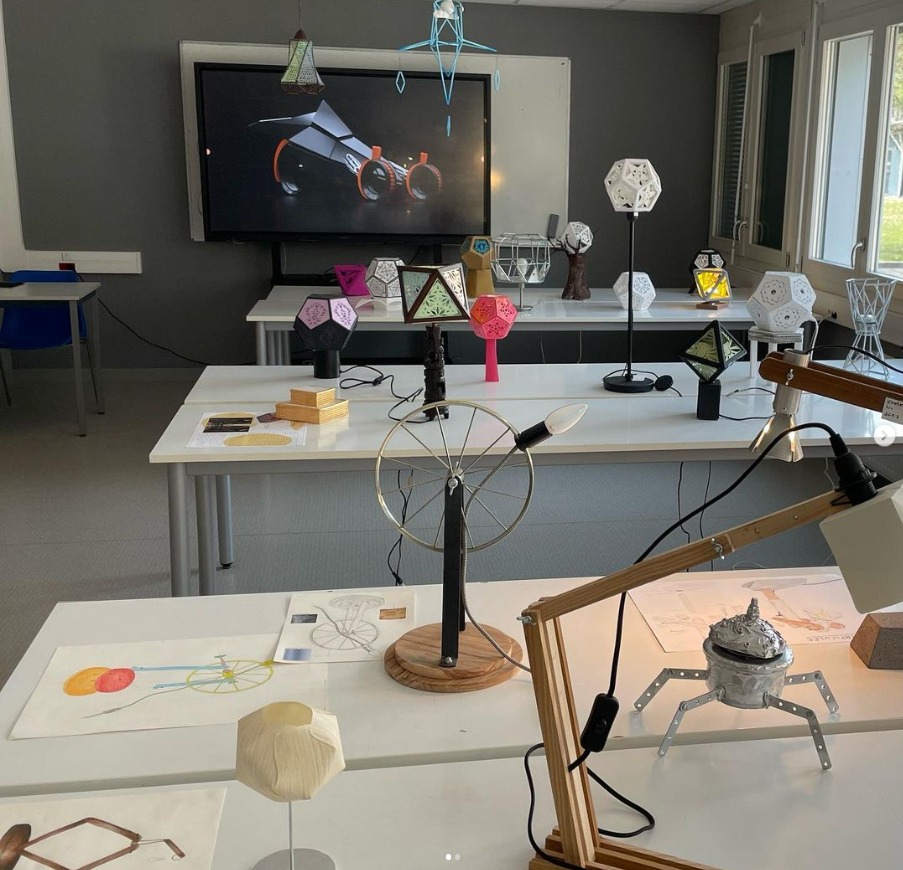 Photo des réalisations de lampes imaginées et fabriquées par les étudiants de BUT SGM Art et Design