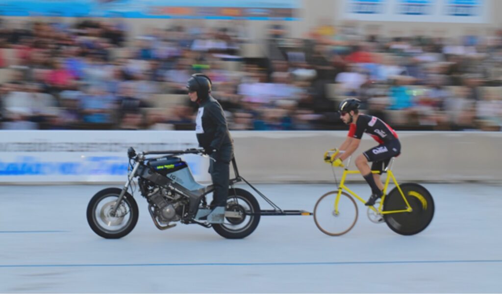 Photos de Nathan Chevrier, diplômé du BUT SGM sport études, en pleine compétition de vélo demi fond