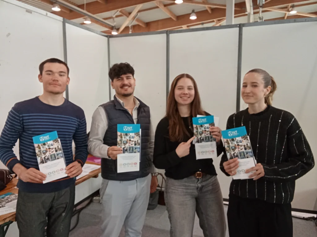 Stand Up de l'Emploi. 4 étudiants montent sur scène pour se présenter devant des recruteurs