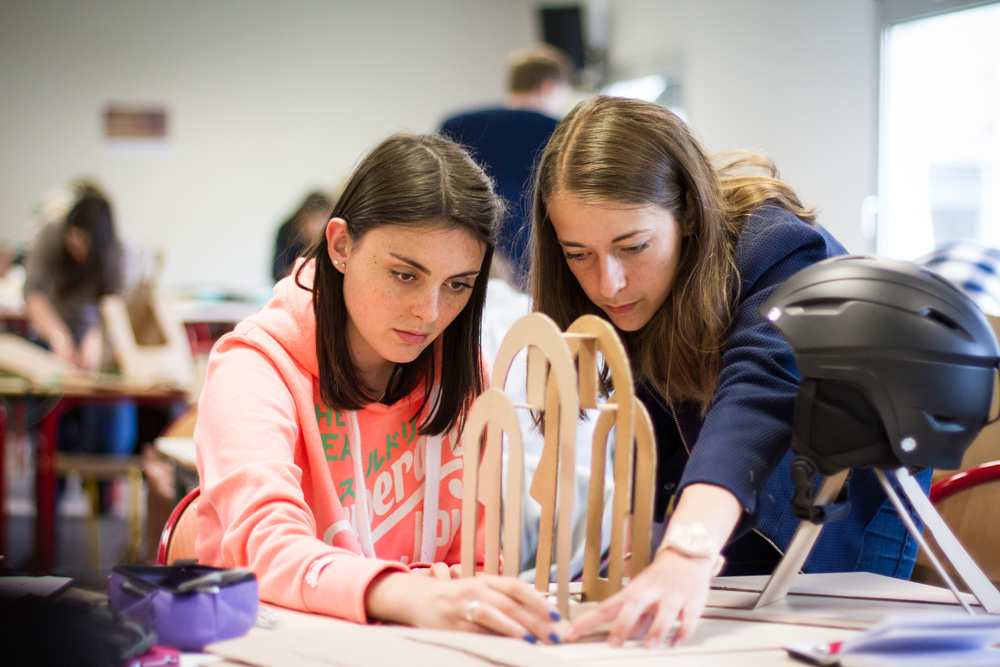 Photo d'étudiantes de BUT Packaging en pleine conception d'un portant pour casque de ski