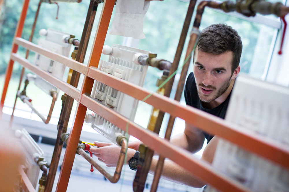 Photo d'un étudiant de BUT GCCD Génie Civil en travaux pratiques de physique du bâtiment
