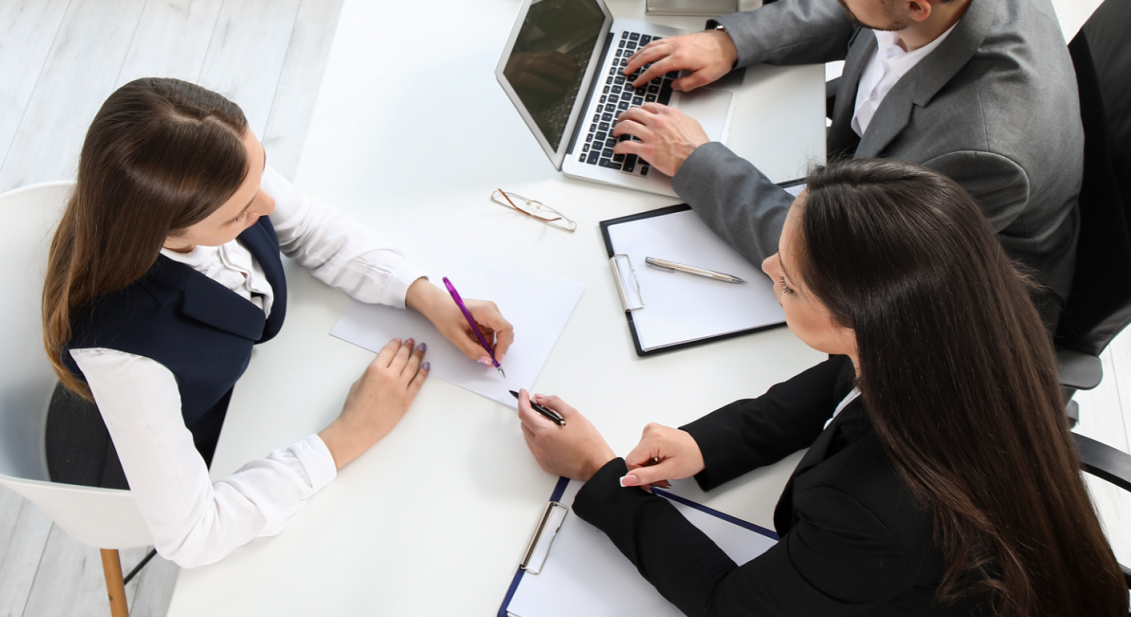 Photo réunion de travail entre assistant RH